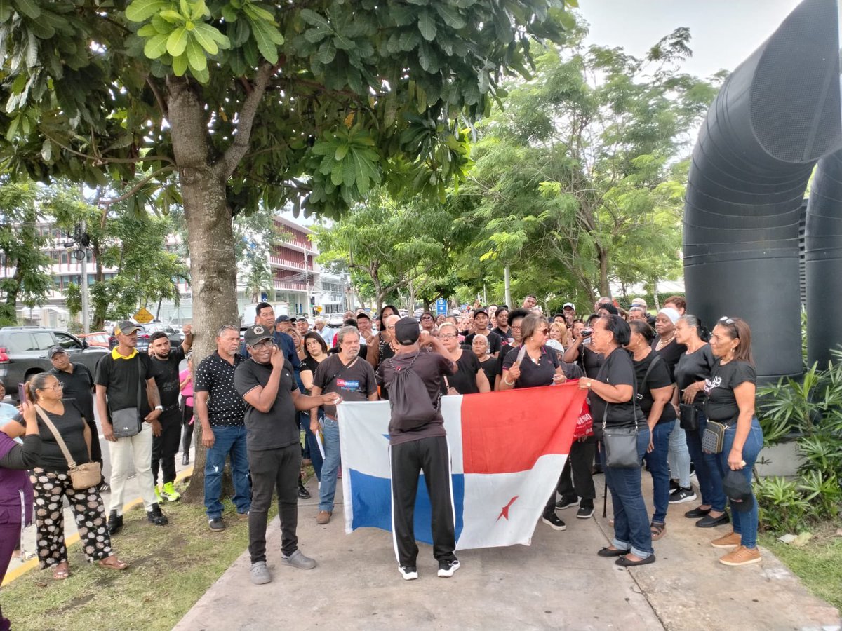 AlvaroAlvaradoC's tweet photo. 🚨 ÚLTIMA HORA | Tensión en el Edificio Hatillo

Exfuncionarios de la Alcaldía de Panamá protestaron este lunes para exigir el pago de prestaciones laborales pendientes. La manifestación derivó en forcejeos con el Cuerpo de Vigilancia Municipal, que utilizó gas pimienta para dispersar a los manifestantes.

Los afectados reclaman el pago de primas de antigüedad y vacaciones acumuladas. Las protestas paralizaron temporalmente la atención presencial en la sede municipal. La Alcaldía sostiene que los desembolsos avanzan de forma progresiva según la disponibilidad presupuestaria.
Noticia en desarrollo….