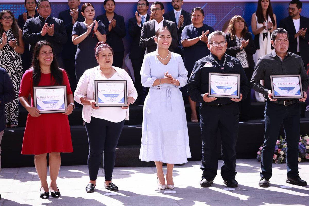 Foro21's tweet photo. #PUEBLA | LUPITA CUAUTLE LLAMA A FORTALECER LA COHESIÓN Y RECONOCE A ATLETAS EN SAN ANDRÉS 🏛️🏅

Encabeza la alcaldesa los honores a la bandera de agosto e impulsa equipamiento municipal.

https://t.co/odN9gwYKq0 https://t.co/9iahBhF4pp