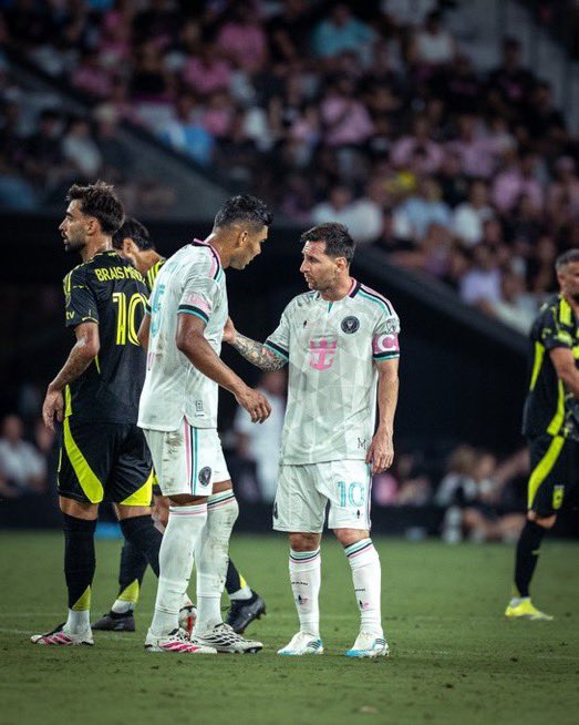 Koladoskidculer's tweet photo. 🚨🎙️ Casemiro on playing his first game with Messi:

🗣️ “Now I can finally tell my kids that I’ve shared the pitch with the god of football, Lionel Messi.” https://t.co/u60KE9mmFV