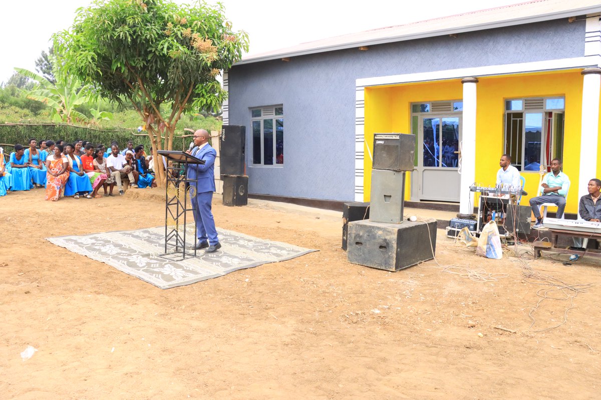 BugeseraDistr's tweet photo. Vice Mayor @YImanishimwe yashimiye Itorero @adeprrwanda n'aba Kristu baryo igikorwa bakoze cyo kubakira inzu umuturage utishoboye utari ufite aho kuba. Yavuze kandi ko iki gikorwa ari igisubizo mu gukemura ibibazo bibangamiye imibereho myiza y'abaturage. https://t.co/s5sf86B92g