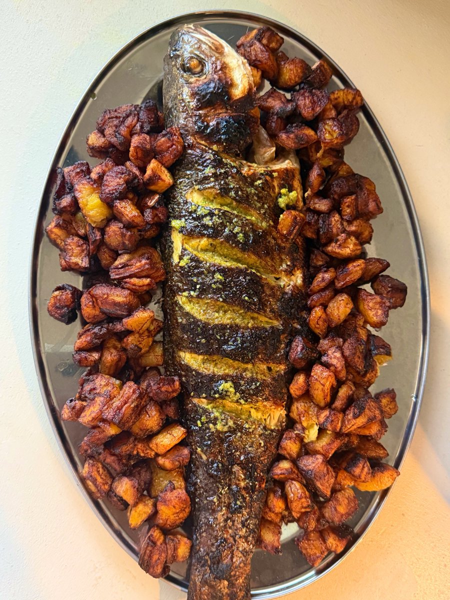 inesyumyum's tweet photo. Ce soir c’est poisson braisé, plantains et attieke 😋 https://t.co/H6k7MTtUHz