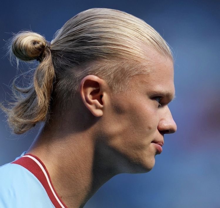 haalandportal's tweet photo. Eu simplesmente amo o cabelo dele. 

Erling Haaland sempre servindo beleza https://t.co/ip0zwWnRac