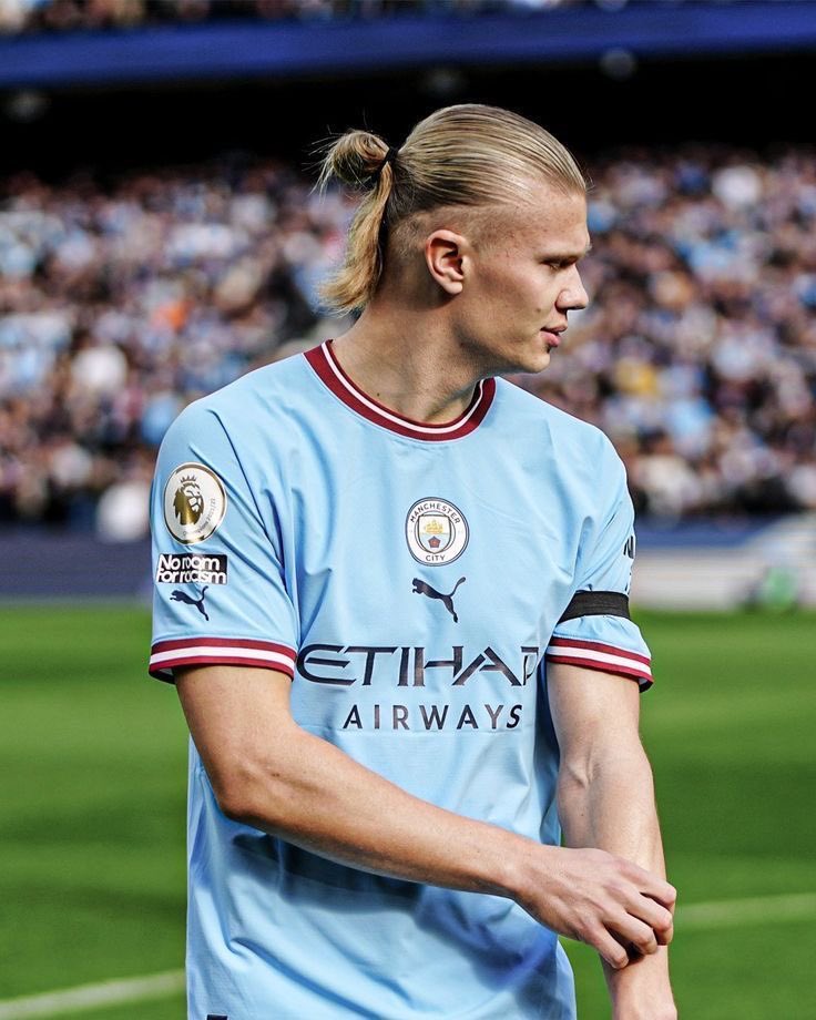haalandportal's tweet photo. Eu simplesmente amo o cabelo dele. 

Erling Haaland sempre servindo beleza https://t.co/ip0zwWnRac