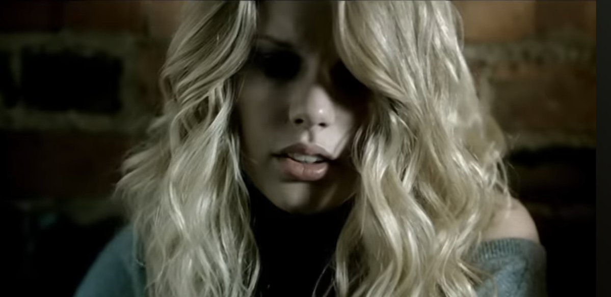 thearcxher's tweet photo. acho que falamos muito pouco do cabelo de princesa da taylor no clipe white horse. eu estava vendo esses dias encantada. https://t.co/fPAAaXyYv4