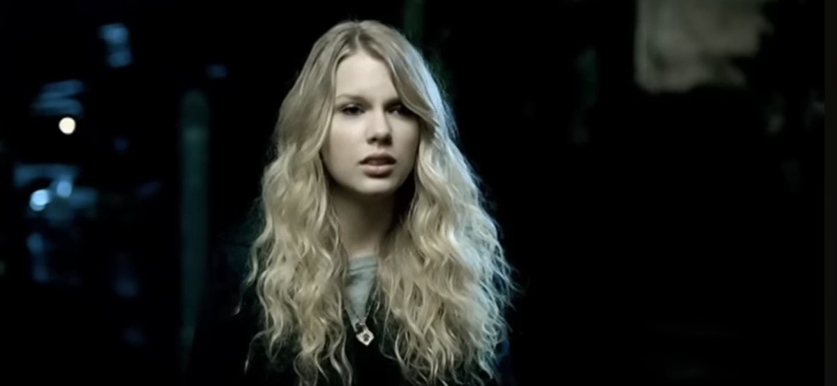 thearcxher's tweet photo. acho que falamos muito pouco do cabelo de princesa da taylor no clipe white horse. eu estava vendo esses dias encantada. https://t.co/fPAAaXyYv4