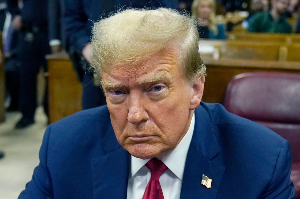politvidchannel's tweet photo. BREAKING: Senate Democrats just introduced a bill that would let every American personally sue Trump and his family to recover funds obtained through corruption and would reward you by allowing you to keep up to 30% of the money https://t.co/zByBN1fXgP