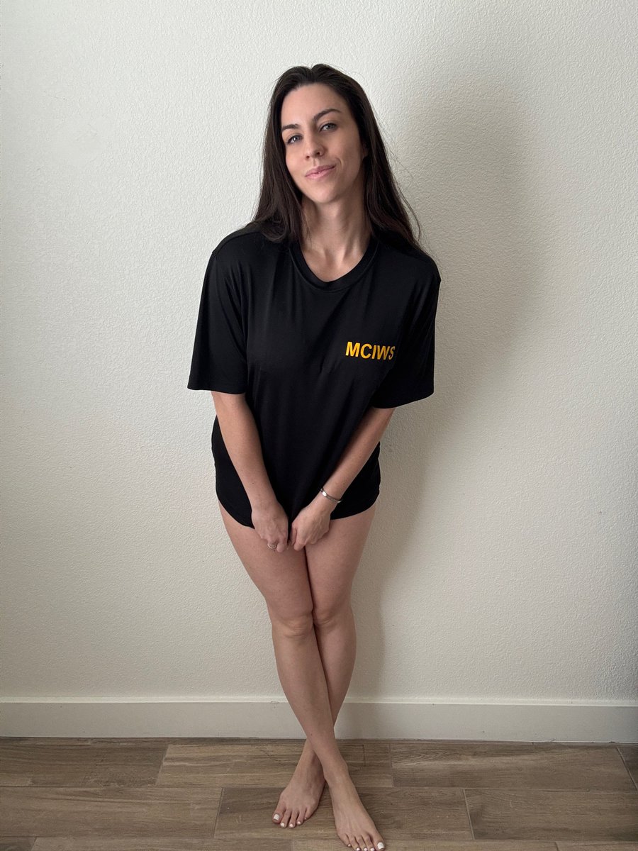KieraUSMC's tweet photo. Do you want to see what's over this t-shirt? https://t.co/1WAUZShDRJ