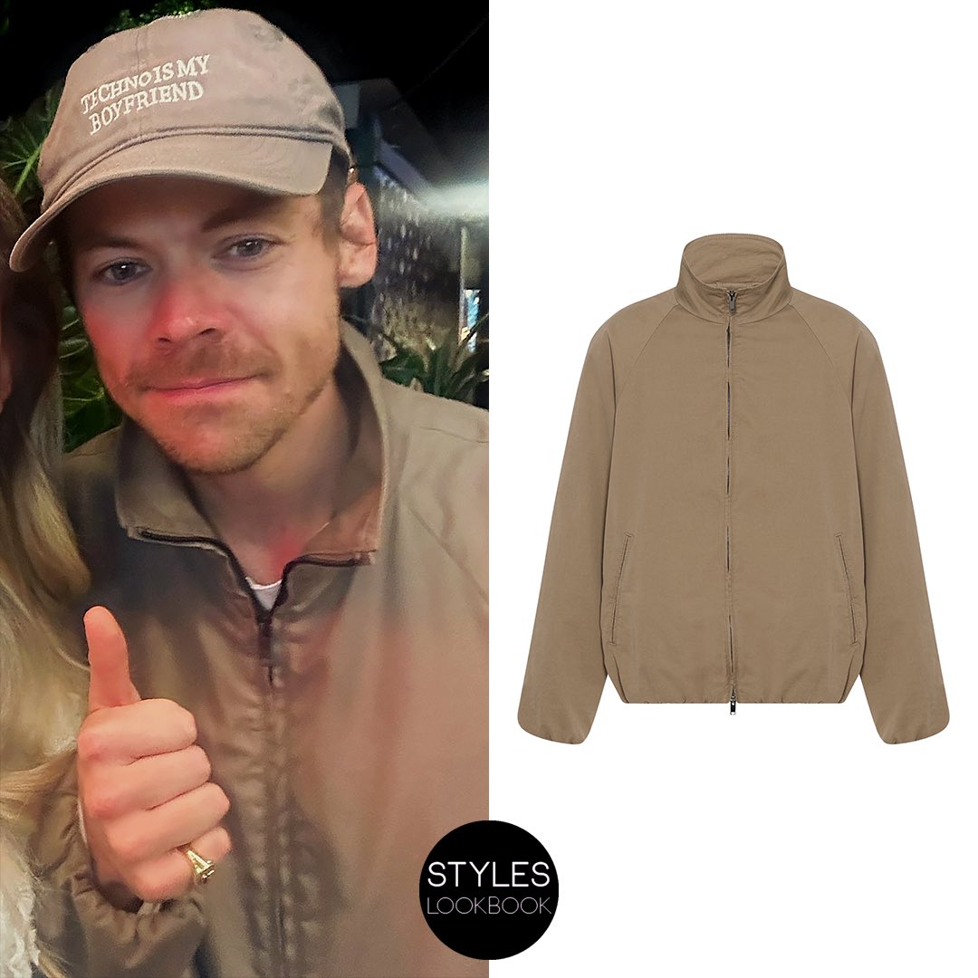 styleslookbook's tweet photo. Out and about in Mexico City, Harry was spotted wearing #TheRow Oyu lightweight bomber jacket ($2,750).
🔗 https://t.co/Nsupxq7orN
📸 floralicehc https://t.co/sqbacP4CTF