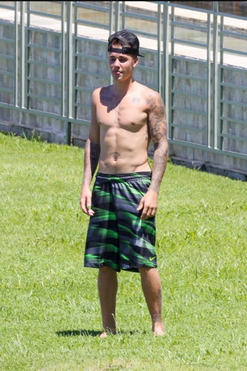 mernaabieber's tweet photo. would’ve sworn this was bizzle in 2014 if it wasnt for the swimsuit and the tattoos https://t.co/gJuJKSEXKU