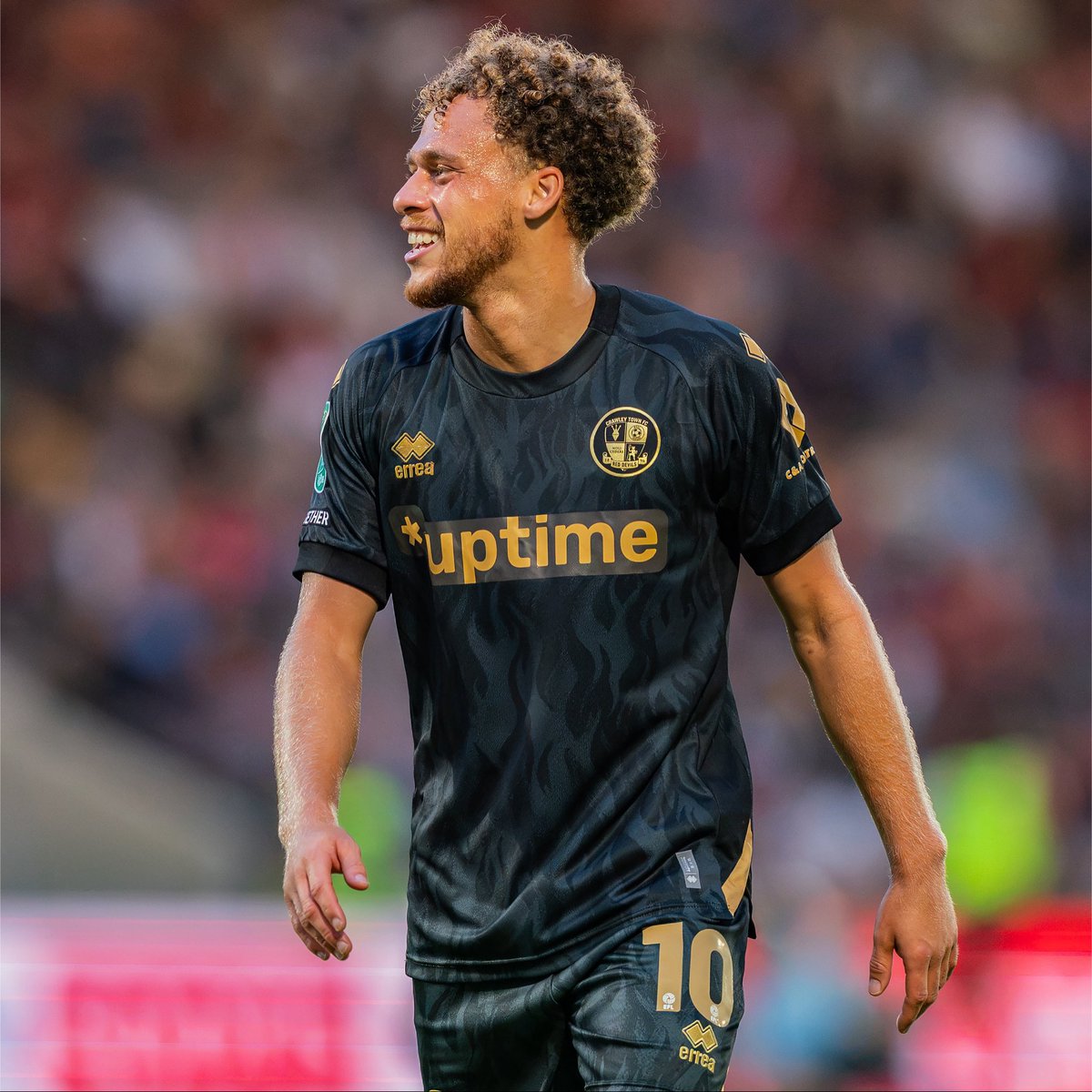 crawleytown's tweet photo. ⚫️💛 Starting off as we mean to go on in black and gold!

🔥 Grab yours - https://t.co/QKh6mPNLdP

#TownTeamTogether🔴 https://t.co/obpz3q7rvZ