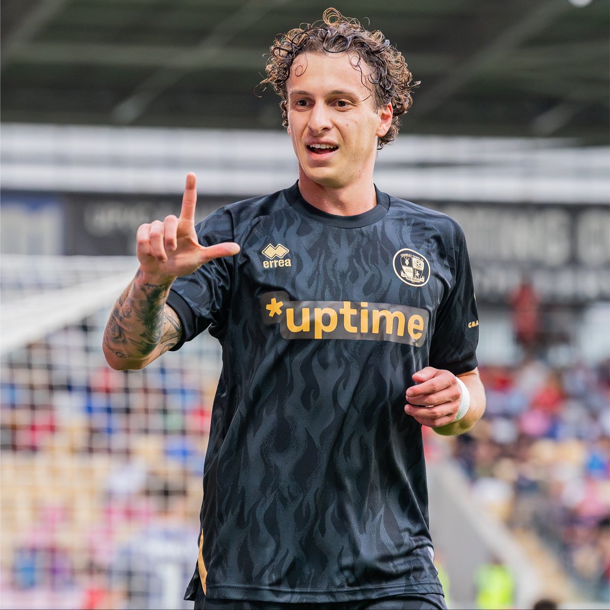 crawleytown's tweet photo. ⚫️💛 Starting off as we mean to go on in black and gold!

🔥 Grab yours - https://t.co/QKh6mPNLdP

#TownTeamTogether🔴 https://t.co/obpz3q7rvZ