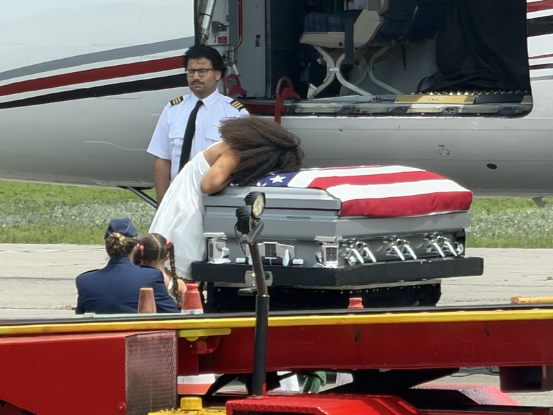 WNCN's tweet photo. A little over two weeks after Fort Bragg Staff Sgt. Michael Swinton was killed in action in the Middle East, his body was returned to his native Fayetteville, where his family and many others gathered to say goodbye.
See them pay their respects: https://t.co/W2bpr2BN5I https://t.co/2dOw3Z9uvw