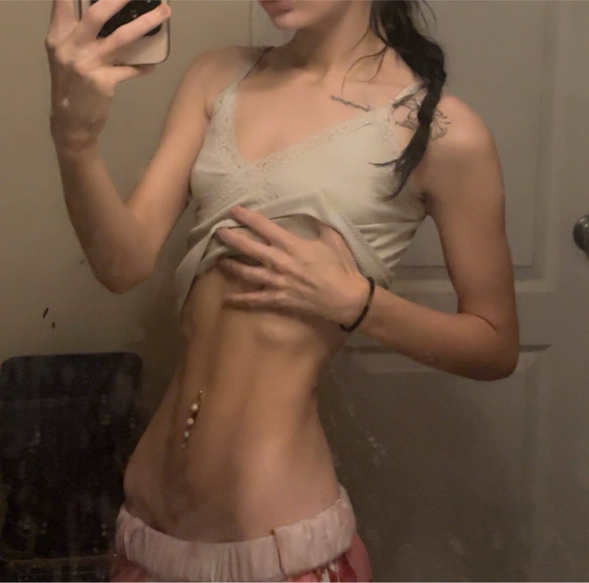 scarrexia's tweet photo. woke up from my 6 hour nap at a new lw so bodycheck to celebrate 🤯 ignore my dirty mirror i’m not cleaning that https://t.co/19RIpBcRjE