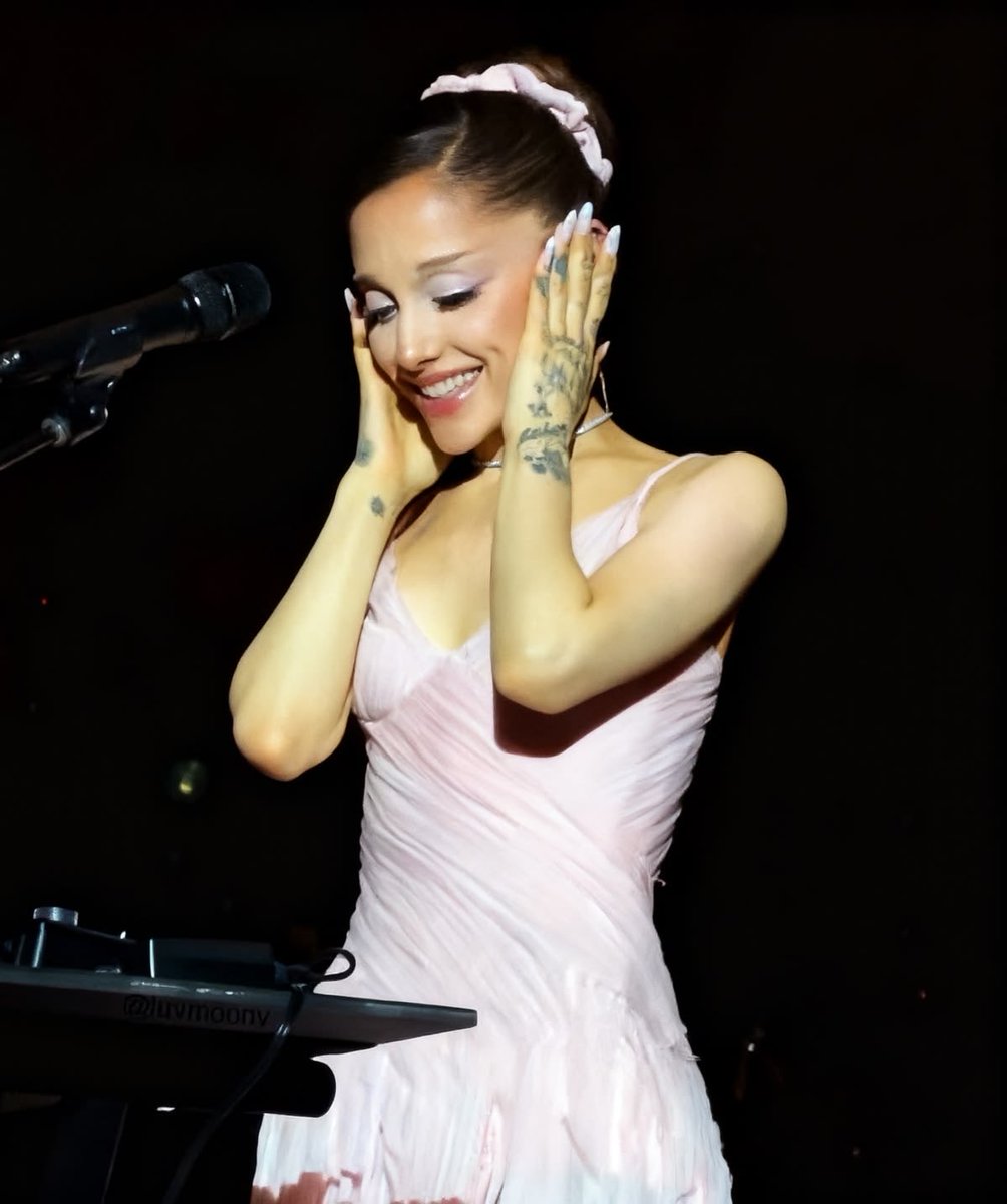 sevensring's tweet photo. cheering for u so loud always ♡ @arianagrande https://t.co/K0MUkalBLx