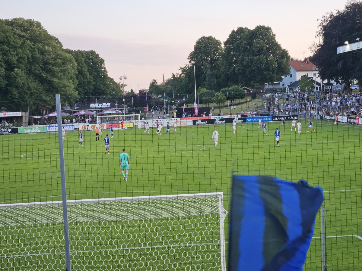 asakiderftw's tweet photo. SOLNEDGÅNG MED VINST 💙🌭🖤 @siriusfotboll #HBKIKS https://t.co/VU1slckcAU