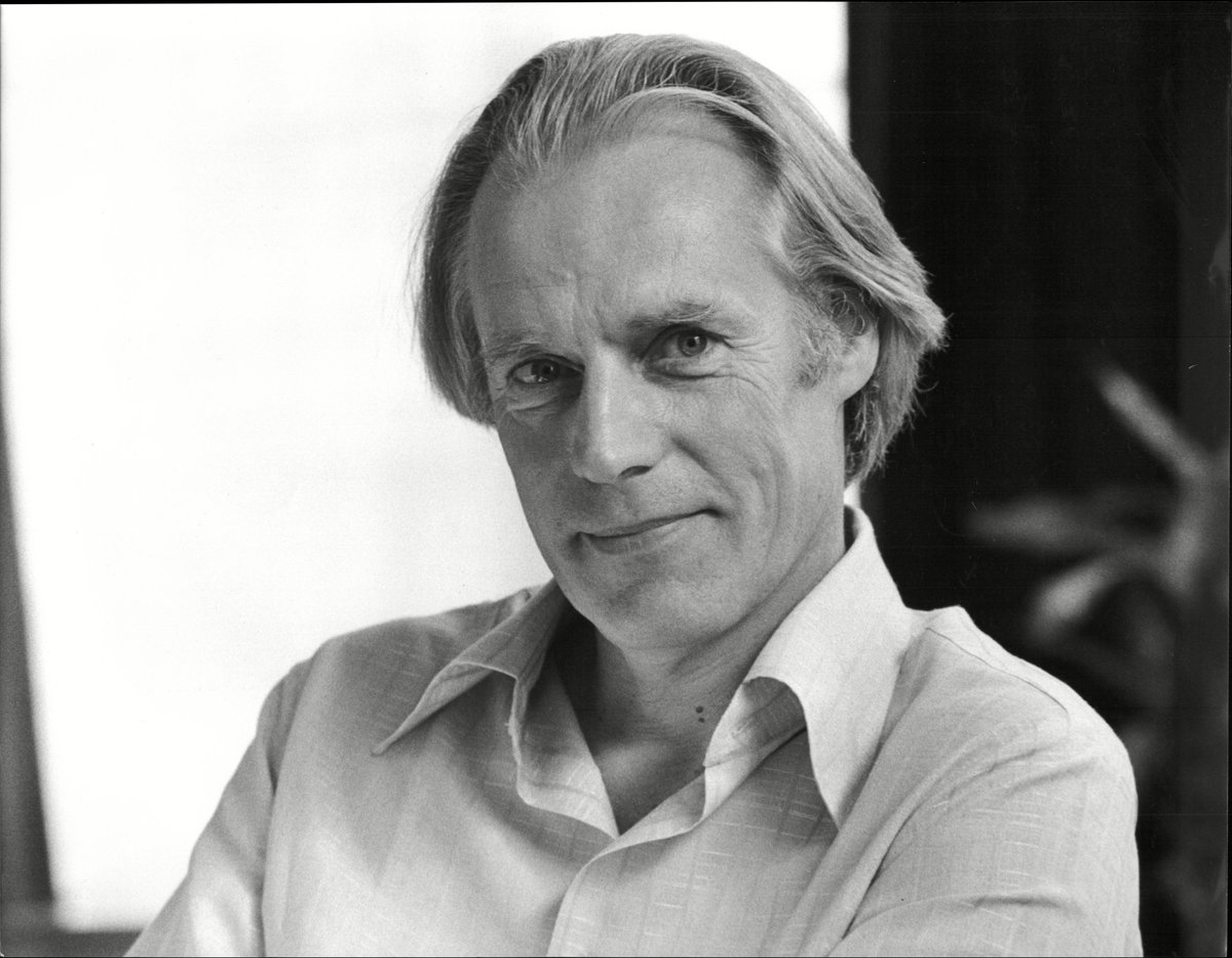 yesterdaypills's tweet photo. 🎹 George Martin: “Paul McCartney era il musicista più talentuoso dei Beatles”

Tra le tante dichiarazioni rilasciate nel corso della sua vita, ce n’è una di George Martin, riportata nel suo libro “Summer of Love - The Making of Sgt. Pepper” che continua ancora oggi a far discutere gli appassionati dei Beatles. 
Il leggendario produttore, spesso definito il “quinto Beatle” per il ruolo determinante avuto nella crescita artistica del gruppo, non ebbe esitazioni nell’indicare Paul McCartney come il musicista più talentuoso della band.

Martin spiegò che, quando conobbe i Beatles nel 1962, Paul non sapeva praticamente suonare il pianoforte. Eppure, in pochissimo tempo, riuscì a sviluppare una tecnica sorprendente, fino a incidere quella che il produttore considerava una delle migliori performance pianistiche dell’intero catalogo dei Beatles: “Lady Madonna”.

Pubblicata nel marzo del 1968, la canzone è costruita attorno a un energico riff pianistico ispirato al boogie-woogie di Fats Domino, uno degli artisti che McCartney aveva sempre ammirato. Per George Martin, quel brano rappresentava la prova concreta della straordinaria capacità di Paul di imparare, assimilare nuovi linguaggi musicali e trasformarli in qualcosa di originale.

Ma il suo elogio non si fermava al pianoforte.

Secondo Martin, McCartney era anche il miglior batterista del gruppo dal punto di vista tecnico, tanto da poter suonare lo strumento meglio anche di Ringo Starr. Martin però fece una precisazione: nessuno possedeva il tocco, il groove e il suono inconfondibile di Ringo, caratteristiche che hanno contribuito in maniera decisiva all’identità musicale dei Beatles. La tecnica, insomma, non era tutto.

Questa versatilità rese Paul una risorsa unica all’interno della band. Quando Stuart Sutcliffe lasciò il gruppo, fu lui ad assumere il ruolo di bassista, inizialmente controvoglia. Col tempo, però, trasformò il basso elettrico da semplice strumento ritmico a vera voce melodica, creando linee indimenticabili in brani come Rain, Paperback Writer, Something e Come Together.

Chi ha seguito il lavoro dei Beatles in studio sa quanto McCartney fosse coinvolto in ogni aspetto delle registrazioni. Suonava con disinvoltura pianoforte, chitarra, basso, batteria e numerosi altri strumenti, spesso registrando personalmente diverse parti quando le esigenze artistiche lo richiedevano. Non a caso, in alcuni brani del gruppo è proprio lui a sedersi dietro la batteria.

Le parole di George Martin non rappresentano una classifica tra i quattro Beatles, ciascuno fondamentale e insostituibile per il successo della band. Piuttosto, sono il riconoscimento di un talento musicale fuori dal comune: quello di un artista capace di padroneggiare strumenti diversi, comprendere gli arrangiamenti e tradurre le idee in musica con una naturalezza che pochi hanno avuto nella storia del rock.

E se questo giudizio arriva dall’uomo che ha condiviso con i Beatles ogni sessione agli Abbey Road Studios, assume un significato ancora più profondo. George Martin conosceva meglio di chiunque altro il loro modo di lavorare e sapeva distinguere il genio compositivo dalla pura abilità musicale. Per lui, sotto quest’ultimo aspetto, Paul McCartney rappresentava semplicemente il punto di riferimento.

#Beatles #PaulMcCartney #GeorgeMartin #LadyMadonna #Yesterdaypills