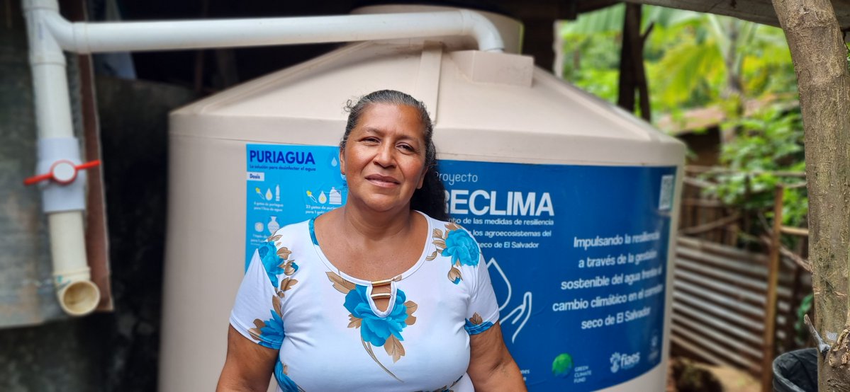 FAOElSalvador's tweet photo. 💪👩‍🌾 Más de 19 mil mujeres formaron parte del proyecto #RECLIMA, liderando la resiliencia climática desde sus comunidades. 
Ahora promueven prácticas sostenibles, restauran ecosistemas y multiplican el cambio. 🌱💦🌳#MujeresRurales 
@theGCF
@FAOclimate
 #AñoDeLaAgricultora https://t.co/5CgFw38hkv