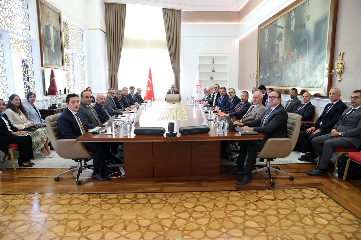 drmemisoglu's tweet photo. Sağlık şaheserlerimizi vatandaşlarımızın hizmetine sunmak  için çalışmalarımızı aralıksız sürdürüyoruz.

Bugün gerçekleştirdiğimiz toplantılarda; Şanlıurfa ve Ordu Şehir Hastanelerimiz ile Bursa Çekirge Ali Osman Sönmez Devlet Hastanemizin açılış ve taşınma süreçlerini kapsamlı bir şekilde ele aldık.

Güçlü sağlık altyapımızı yeni yatırımlarla daha da ileri taşıyarak Sağlıklı Türkiye Yüzyılı’nı inşa etmeye devam edeceğiz. 🇹🇷