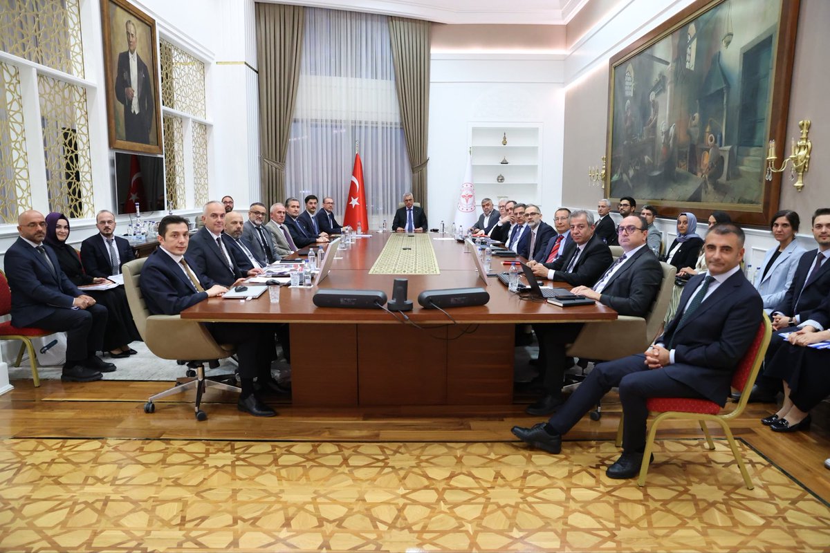 drmemisoglu's tweet photo. Sağlık şaheserlerimizi vatandaşlarımızın hizmetine sunmak  için çalışmalarımızı aralıksız sürdürüyoruz.

Bugün gerçekleştirdiğimiz toplantılarda; Şanlıurfa ve Ordu Şehir Hastanelerimiz ile Bursa Çekirge Ali Osman Sönmez Devlet Hastanemizin açılış ve taşınma süreçlerini kapsamlı bir şekilde ele aldık.

Güçlü sağlık altyapımızı yeni yatırımlarla daha da ileri taşıyarak Sağlıklı Türkiye Yüzyılı’nı inşa etmeye devam edeceğiz. 🇹🇷