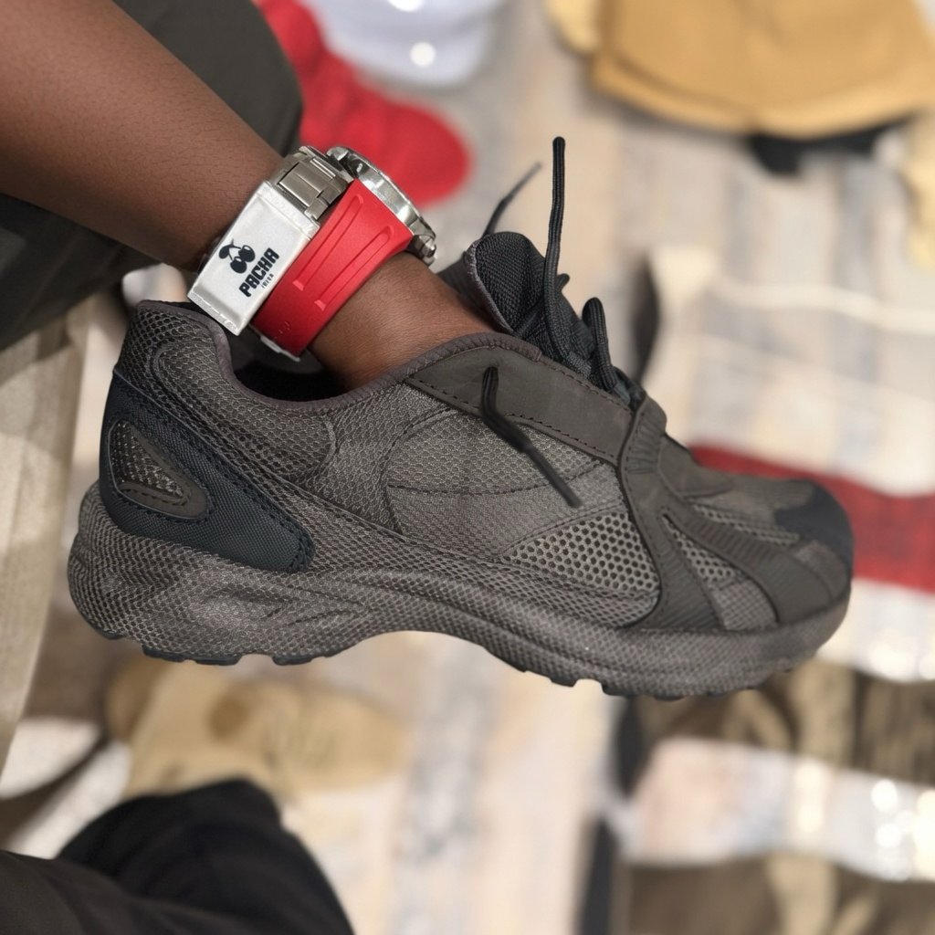 KicksFinder's tweet photo. Yeezy 700 -> Yeezy 800 🌊

Which do you prefer? https://t.co/w7SytXWyFO