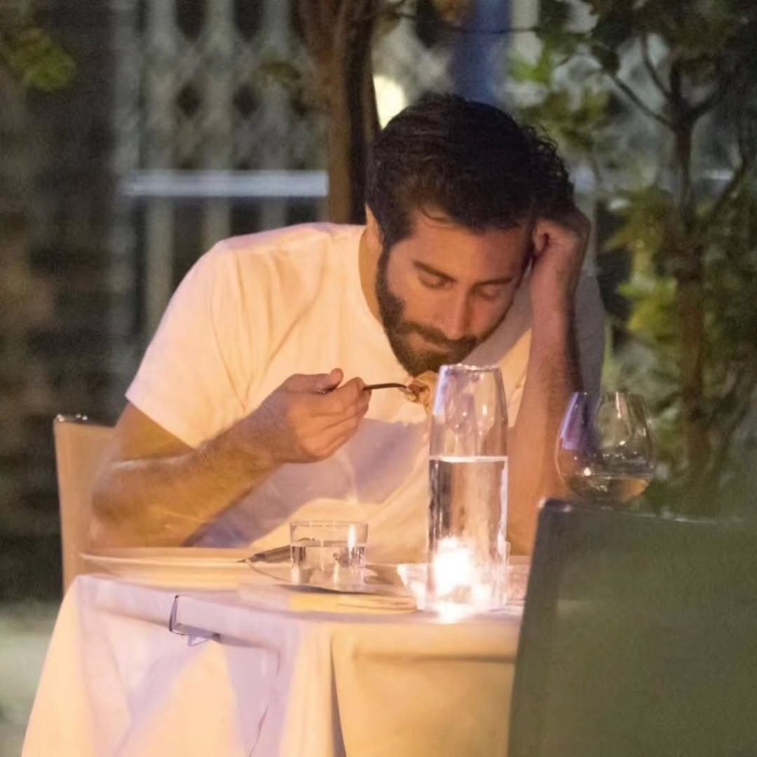 TheCinesthetic's tweet photo. Jake Gyllenhaal eating alone 📸 https://t.co/2FrrPlBJFS