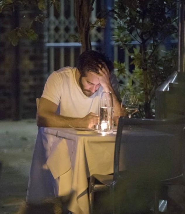 TheCinesthetic's tweet photo. Jake Gyllenhaal eating alone 📸 https://t.co/2FrrPlBJFS