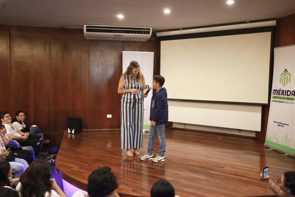 AyuntaMerida's tweet photo. 💙🧑‍🧑‍🧒‍🧒 En familia construimos una mejor ciudad. 

Con el pasadía “En Familia es Mejor”, recibimos a las hijas e hijos de las y los servidores públicos para que conozcan de cerca el trabajo que realizan sus mamás y papás para servir a la ciudadanía. https://t.co/PB3ArbiydD