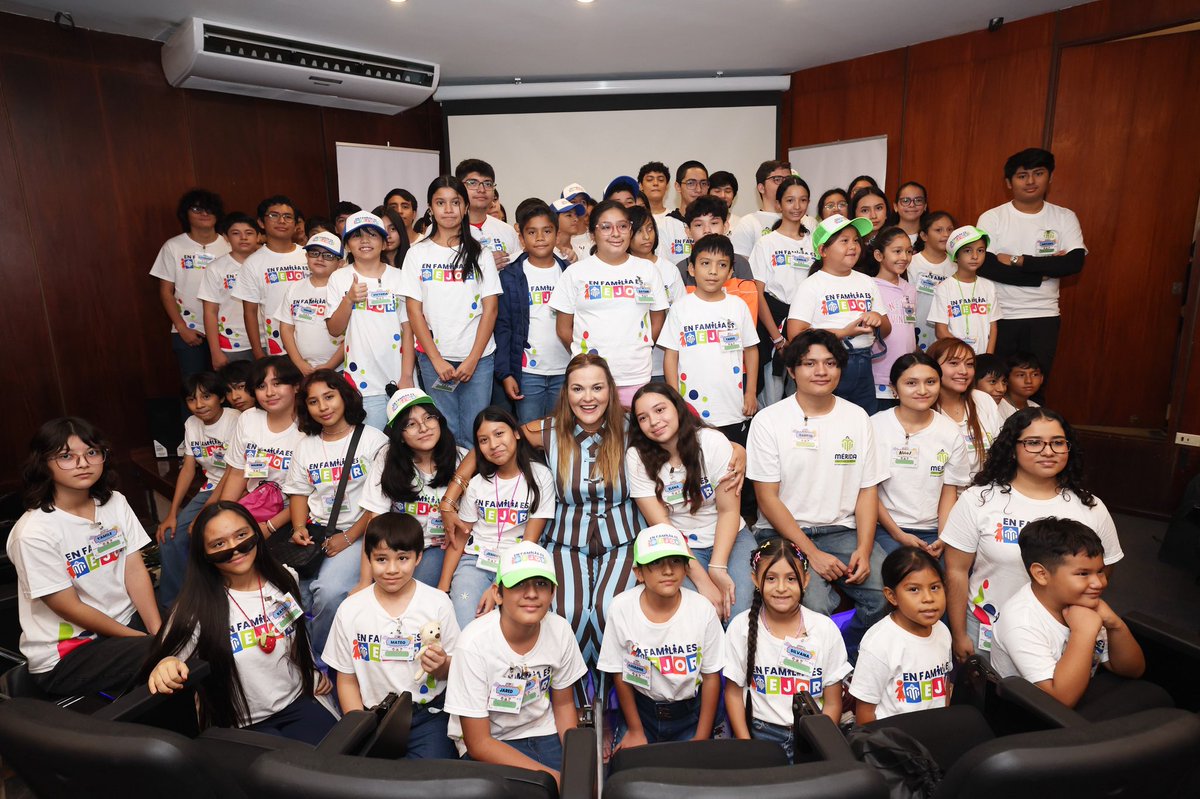 AyuntaMerida's tweet photo. 💙🧑‍🧑‍🧒‍🧒 En familia construimos una mejor ciudad. 

Con el pasadía “En Familia es Mejor”, recibimos a las hijas e hijos de las y los servidores públicos para que conozcan de cerca el trabajo que realizan sus mamás y papás para servir a la ciudadanía. https://t.co/PB3ArbiydD