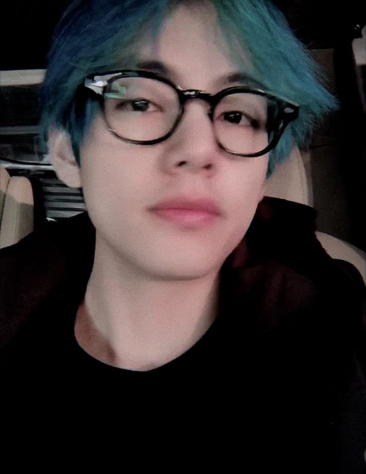 thvrealloverstu's tweet photo. eu e o meu amor sempre nos amando em voz alta e combinando nos detalhes (nesse dia eu roubei os óculos dele) 
#ARSD #ArmySelcaDay #arsd #taehyung https://t.co/4W6FtaDR3V