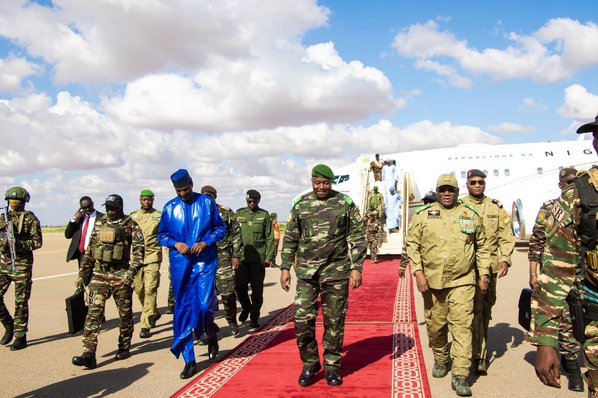NigerAr's tweet photo. Le Président de la République a regagné Niamey

Le Président de la République, chef de l'État,  le Général d’Armée ABDOURAHAMANE TIANI, a regagné Niamey venant de Maradi où il a présidé les festivités de la 3ème Édition de la fête de l'arbre.

A sa descente d'avion, le Chef de l'État a été accueilli par le Premier Ministre, Son Excellence Monsieur Ali  Mahamane Lamine Zeine, ainsi que par des responsables administratifs   et militaires  de Niamey.