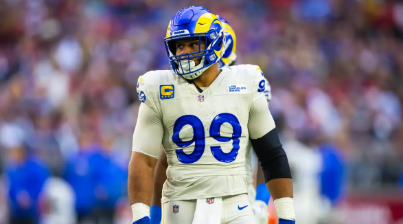 profeta_sammy's tweet photo. The latest on Aaron Donald potentially coming out of retirement:

83% price to return on prediction markets. 

Per @AlbertBreer "[Donald] is training now as if he’s going to play and has told people that if he thinks he can be himself on Sundays" https://t.co/uaexa9FVRr