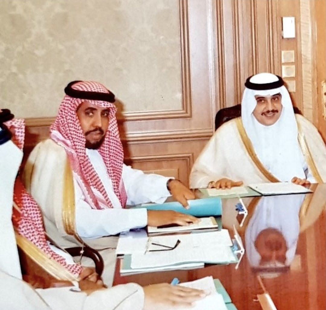 _Ababtain's tweet photo. في تمام الساعة السادسة صباحًا من هذا اليوم قبل سنوات.. كنت برفقة والدتي الجوهرة بنت الأمير محمد بن ماضي – رحمهما الله –. وعند تشغيل المذياع، جاء الخبر الذي هز المنطقة: دخول الجيش العراقي إلى دولة الكويت الشقيقة.

توجهت فورًا إلى مدينة الخفجي بصفتي مسؤولًا عن المياه والصرف الصحي بالمنطقة الشرقية. وخلال الطريق تلقيت توجيهًا من صاحب السمو الملكي الأمير محمد بن فهد بن عبدالعزيز – رحمه الله – أمير المنطقة الشرقية آنذاك، حيث قال لي: “يا عبد الله، تصرف ولك كامل الصلاحية.”

وعند وصولي إلى الخفجي قرابة الساعة التاسعة صباحًا، كانت المدينة تستقبل أعدادًا كبيرة من الأشقاء الكويتيين. وبفضل الله، تم تأمين صهاريج المياه، والخزانات، ودورات المياه، وكل ما يحتاجونه بصورة عاجلة، حتى اكتملت المتطلبات الأساسية، ثم عدنا إلى الخبر لمتابعة الأعمال ساعة بساعة.

الحمد لله الذي منّ على الكويت بعودة الأمن والاستقرار، بفضل الله ثم بجهود المملكة العربية السعودية والدول الشقيقة والصديقة بقيادة خادم الحرمين الشريفين الملك فهد بن عبدالعزيز – رحمه الله –.

حفظ الله المملكة العربية السعودية، ودولة الكويت، وسائر دول الخليج، وأدام عليها الأمن والأمان والاستقرار.

#الغزو_العراقي_للكويت #الكويت #السعودية  #المنطقة_الشرقية #الملك_فهد #تاريخ_الكويت #ذكريات #الخليج_العربي