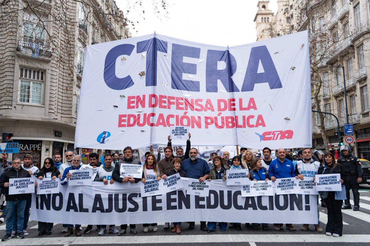 cteracta's tweet photo. 📢 Contundente #ParoNacionalDocente de #CTERA con altísimo acatamiento en todo el país y una masiva movilización.

🔴 Exigimos Paritaria Nacional Docente, restitución del FONID, más financiamiento educativo y salarios dignos.

#PorLaPública
 
🔗Info 👉🏽 https://t.co/XituEqASTA https://t.co/QnQ4ehWDk3