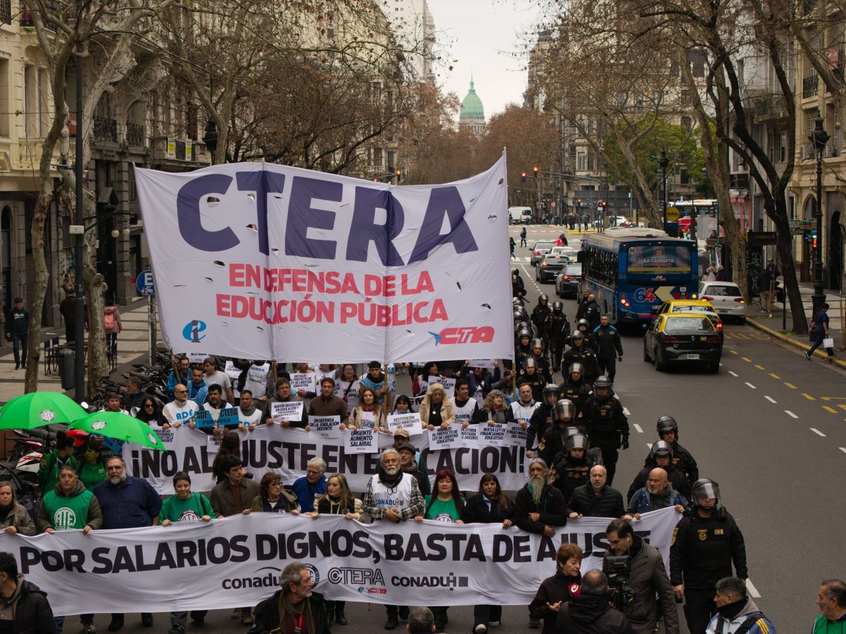 cteracta's tweet photo. 📢 Contundente #ParoNacionalDocente de #CTERA con altísimo acatamiento en todo el país y una masiva movilización.

🔴 Exigimos Paritaria Nacional Docente, restitución del FONID, más financiamiento educativo y salarios dignos.

#PorLaPública
 
🔗Info 👉🏽 https://t.co/XituEqASTA https://t.co/QnQ4ehWDk3