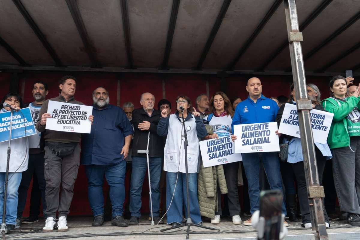 cteracta's tweet photo. 📢 Contundente #ParoNacionalDocente de #CTERA con altísimo acatamiento en todo el país y una masiva movilización.

🔴 Exigimos Paritaria Nacional Docente, restitución del FONID, más financiamiento educativo y salarios dignos.

#PorLaPública
 
🔗Info 👉🏽 https://t.co/XituEqASTA https://t.co/QnQ4ehWDk3