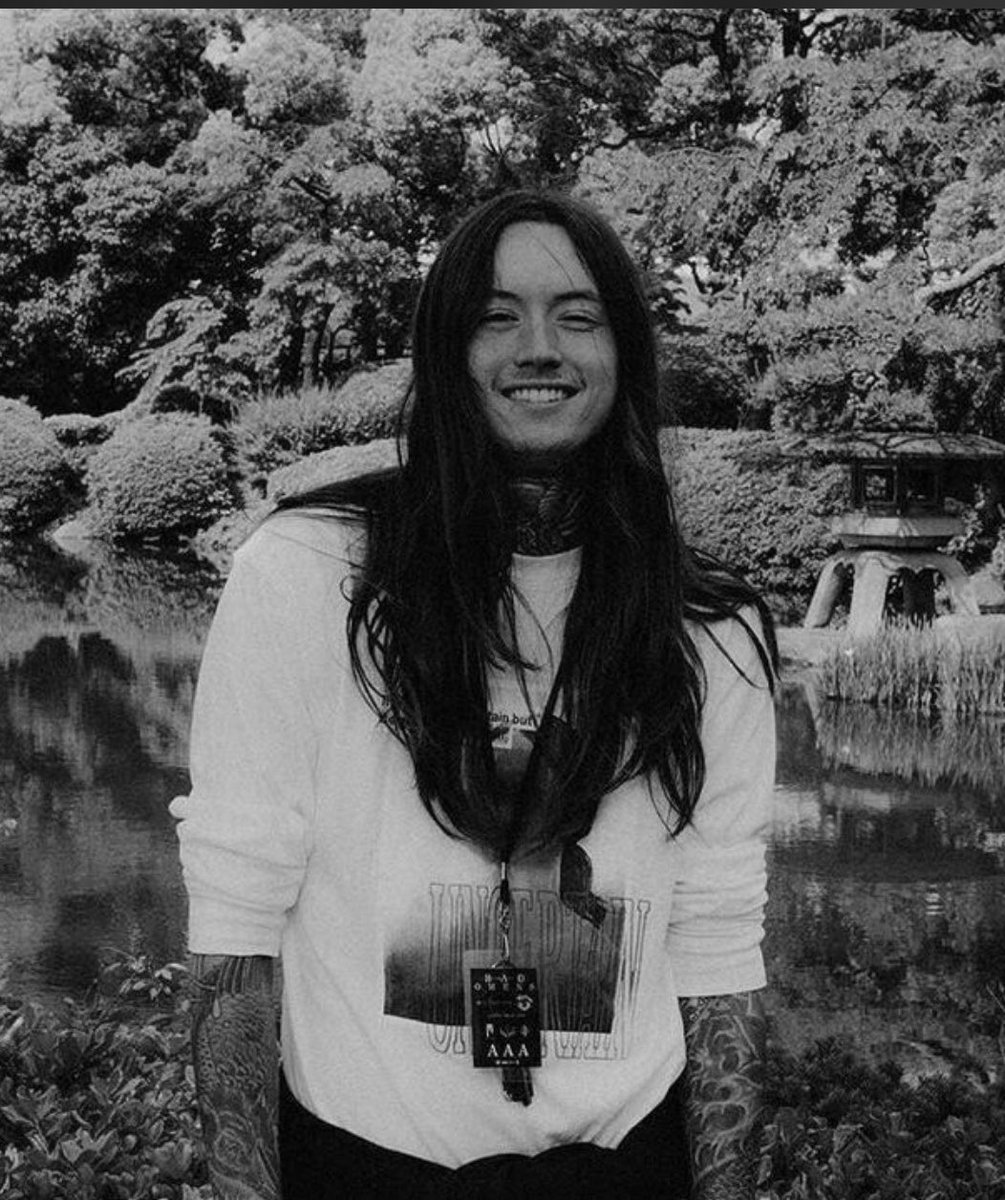 made0fgold's tweet photo. long-haired noah🖤🖤🖤🖤 https://t.co/nvGxZcMl8A