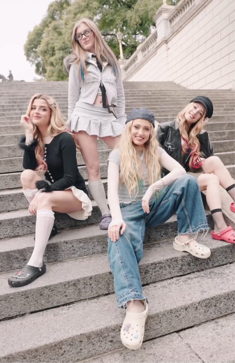 luuliyly's tweet photo. CROCS X K4OS😭👏🏼 https://t.co/lElJZh2WWr