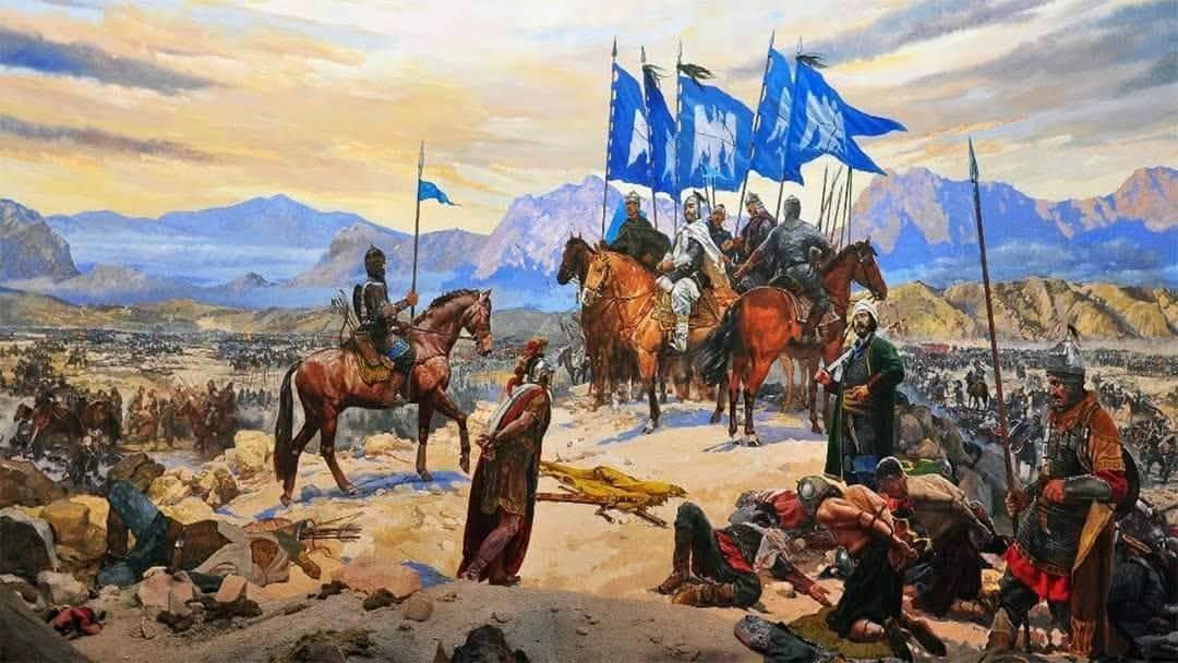Saka_larr's tweet photo. MALAZGİRT SAVAŞI DERSLERİ
        Yavuz Ağıralioğlu “Müslüman olmayan Türk, Türk değildir” demiş.
        Ve ardından hakaret etmiş “hatta insan bile değildir”.
        Bu sözleri Necip Fazıl, Yavuz'dan elli yıl önce söylemiş. Yavuz da bire bir yineliyor.
        Bu sözler İslami değildir, bunları söyleyebilmek için Kuran’ı ayağınızın altına almanız gerekir. Kimin insan olup olmayacağına Işıd, İbda-C ya da Necip Fazıl karar veremez.
        Bu sözler aynı zamanda tarih bilmezliğin de dışa vurumudur.
        Bak Yavuz size küçük bir tarih dersi sunacağım.
        ***
        Malazgirt Savaşı, İslamcıların yazdığı gibi Hilal ile Haç'ın vuruşması değildir. Çünkü Abbasiler yani Müslüman Araplar savaşa katılmamıştır… Dahası "Alparslan yenilsin" beklentisi içindeydiler. Alpaslan’ın zaferi “mevali” dedikleri Türklerin güç kazanması olacaktı, bunu Abbasi Devleti ve Müslüman Araplar istemiyordu.
        Malazgirt Savaşı kahraman Türklerle Bizans'ın savaşıdır.
        Malazgirt Ovası'na Hristiyan Türkler yani Kıpçaklar, Peçenekler, Kumanlar, Uzlar geldiler. Uzaklardaki Başbuğ Alparslan'ın ordusuna baktılar... Vuruşma öncesi atlarının kuyrukları bağlanmıştı. Onlar da atlarının kuyruklarını düğüm yapmıştı.
        İşte bunun adı kültürdür, Türk kültürüdür...
        Afşin Bey emrindeki atlı birliğe haykırdı:
        "Haydi yiğitler, ileriiiii!.."
        O da ney?.. 
        Aynı dili konuşuyorlardı.
        O yıllarda dünya halklarında bugünkü anlamı ile millet bilinci yoktu ama dil ve kültür öğeleri insanları kaynaştırıyordu.
        Boynunda Haç olan Kıpçaklar, Peçenekler, Kumanlar, Uzlar Türkçe sesleri duyunca yerlerinde çakılı kaldılar; bu ses kendi dilleri idi, yani Türkçeydi. Hemen Alparslan’ın ordusunun karşısından çekilip yana kaydılar.
        Haber saldılar Alparslan’a:
        “Sizin de atlarınızın kuyruğu düğümlü ve Türkçe gürlersiniz. Biz kan kardeşlerimize kılıç çekmeyeceğiz; saf değiştirmek istiyoruz.”
        Alparslan bu öneriyi hemen kabul etti.
        Kıpçaklar, Peçenekler, Kumanlar, Uzlar soydaşlarına yaklaştılar. Hepsinin boyunlarında Haç vardı ama at kuyrukları düğümlü, dilleri aynı idi. Afşin Bey, Artuk Bey, Kutalmışoğlu ve bütün Selçuklu komutanları onların boynundaki Haç’ı gördüler ama hiç mi hiç önemsemediler. Onların soydaşı olduğunu at kuyruklarındaki düğümden ve dillerinden anlamışlardı. Gerisi önemli değildi.
        Sonra hep birden gürlediler:
        "Haydi yiğitler, ileriiiii!.."
        Dil millet olmanın birinci özelliğidir...
        Malazgirt Ovası’nda bu kaynaşma olurken Abbasi Halifesi ve Müslüman Araplar camilerde “Alparslan’ın mağlup olması, Romen Diyojen’in kazanması için” dua ediyorlardı. Ama onların duası kabul olmadı, zafer kahraman Türklerin oldu.
        "Devlet-i ali için cephe-i cenubiden müfrezeler nizam al!.."
        Bu da savaşta bir Osmanlı buyruğudur.
        Eğer Malazgirt Savaşı Farsça ve Arapçanın baskın olduğu Selçuklunun yıkılış veya Osmanlı döneminde yapılsaydı Hristiyan soydaşlarımız asla o dili anlayamaz ve saf değiştirmezlerdi, Malazgirt Savaşı da kaybedilirdi. Malazgirt Savaşını bize kazandıran Türkçedir, Hristiyan Türklerle olan dil ve kültür birliğimizdir.
        Araplaşmayı Müslümanlık sanan soydaşlarımız, daha mı uyanmayacaksınız?..
        ***
        Ya işte böyle sevgili Yavuz!
        Eğer Alparslan’ın ordusunda atlı birliğin askeri olsaydın sana doğru yaklaşan Kıpçaklar, Peçenekler, Kumanlar, Uzlar’ın göğüslerindeki Haç’a bakıp “Bu kafirlerle işimiz olamaz, hücuuuum!..” diye kılıç sallamaya kalkardın. 
        Gerçi o zaman seni,  önce Alparslan’ın askerleri haklardı.
        Alper Aksoy