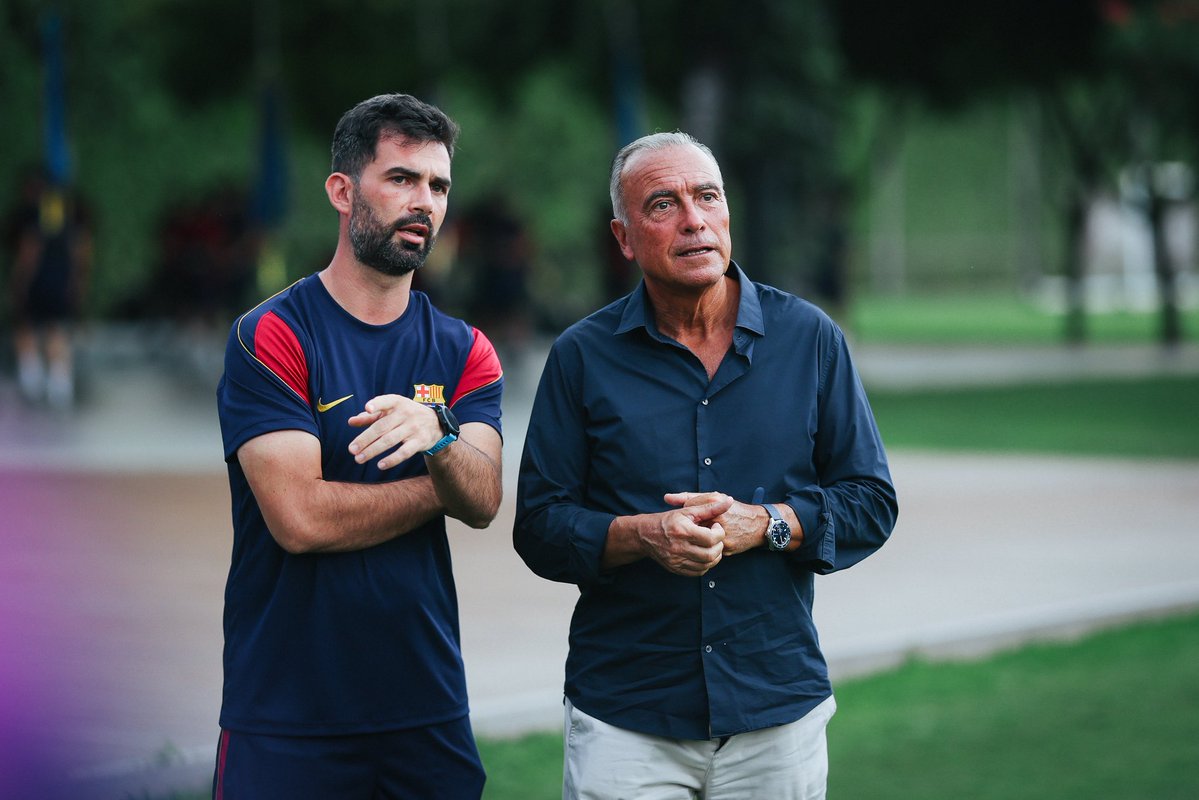 FCBmasia's tweet photo. Rafa Yuste que ha visitat el Barça Atlètic també ha volgut saludar el Juvenil A a la Vall d’en Bas

El vicepresident ha saludat el tècnic Pol Planas i ha encoratjat l’equip a treballar de valent per millorar i progressar

Tots els detalls 👉🏼 https://t.co/03RszTtztk https://t.co/f6QkK8OEE6
