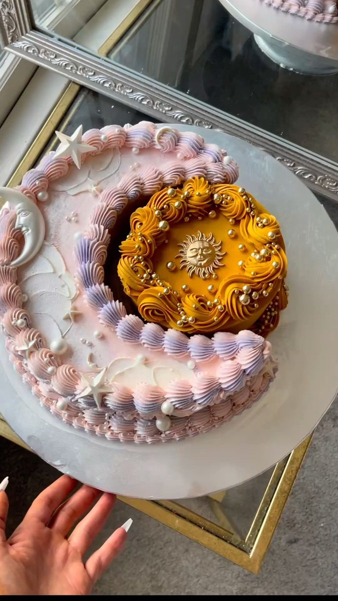 purelivn's tweet photo. celestial cakes https://t.co/pi87Fmx6nO