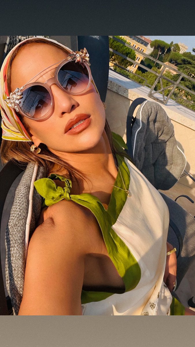micol_jlover's tweet photo. Italian holiday together with its coconuts🤍 @JLo https://t.co/jl6nabhLwl