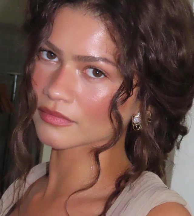 olivqz's tweet photo. @MonarchFiggie this sun-kissed look! the mua shared a tutorial on ig, the link for it is in the quoted tweet https://t.co/njrF9Fe4yj