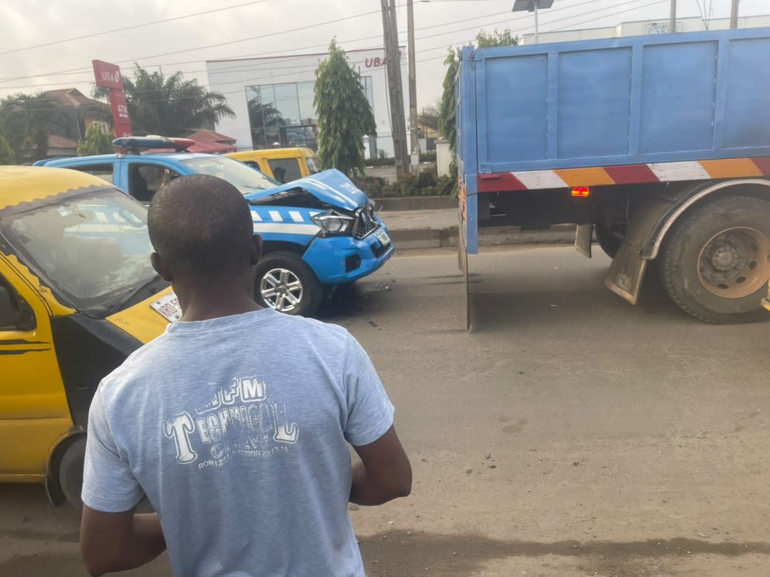 imran_services's tweet photo. Good evening, my X family.

One of my drivers urgently needs your help.

While returning to Lagos, a 
@FRSCNigeria vehicle reportedly hit his truck from behind. After the accident, the officers allegedly asked him to follow them to their office. On getting there, he was arrested, his phone was seized, and the video evidence of the incident was deleted.

What they didn't know was that the driver had already forwarded the video to his his boss the owner of the truck because he knew his rights.

Please help me repost this until it reaches the appropriate authorities. We are only asking for a fair and transparent investigation.

Thank you for your support.