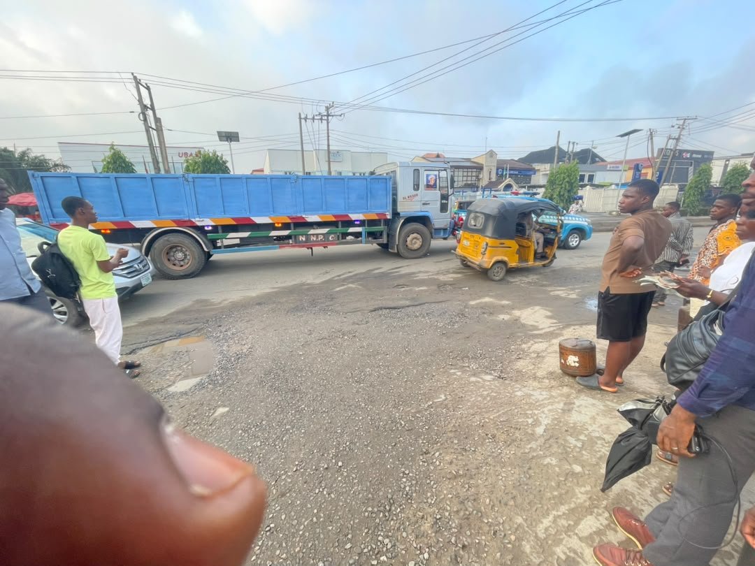 imran_services's tweet photo. Good evening, my X family.

One of my drivers urgently needs your help.

While returning to Lagos, a 
@FRSCNigeria vehicle reportedly hit his truck from behind. After the accident, the officers allegedly asked him to follow them to their office. On getting there, he was arrested, his phone was seized, and the video evidence of the incident was deleted.

What they didn't know was that the driver had already forwarded the video to his his boss the owner of the truck because he knew his rights.

Please help me repost this until it reaches the appropriate authorities. We are only asking for a fair and transparent investigation.

Thank you for your support.