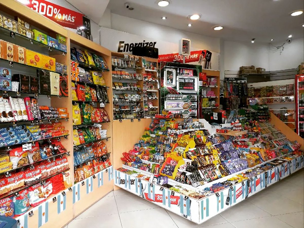 CentroDatosArg's tweet photo. 🔴CERRARON 41000 KIOSCOS

📊En un escenario de consumo retraído, pérdida de participación de mercado y aumento de costos, cerraron 41.000 kioscos tradicionales desde diciembre de 2023. 

⚠️Los comerciantes advierten que atraviesan una crisis comparable con la de 2001. https://t.co/ntMErncoQP