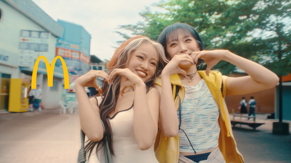 natalie_mu's tweet photo. HANAのJISOOとYURI
マクドナルドCM出演🍊🍫

フラッペ＆スムージー手に、
遊覧船やゲーセン満喫

⬇️詳細（コメントあり）
https://t.co/E2sDWFnFSq

#HANA https://t.co/tnHKiELktU