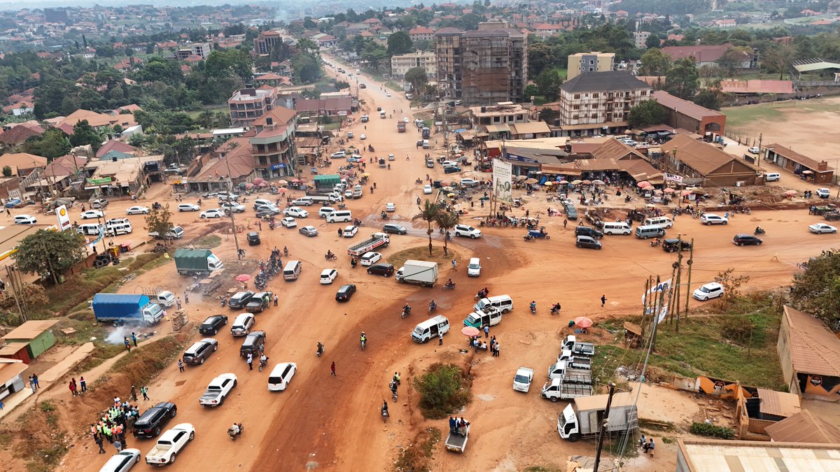 MoWT_Uganda's tweet photo. @HonByamukama has directed the contractor to immediately accelerate works on the Kira-Matugga Road, describing it as a critical project for decongesting Kampala and improving connectivity between northern and eastern Uganda. He noted that Government has addressed major land acquisition challenges, committed to clearing outstanding compensation, and warned that there will be no further extension of the contract beyond the current completion timeline.
The Minister has directed the contractor to immediately accelerate works on the Kira-Matugga Road, describing it as a critical project for decongesting Kampala and improving connectivity between northern and eastern Uganda. He noted that Government has addressed major land acquisition challenges, committed to clearing outstanding compensation, and warned that there will be no further extension of the contract beyond the current completion timeline.

Key Highlights

* Immediate acceleration of works ordered on the Kira–Matugga Road.

* Government has resolved major land acquisition bottlenecks and will begin paying the remaining Project Affected Persons (PAPs).

* The contractor was directed to complete the Kyaliwajjala–Kira section by December 2026.

* Regular dust suppression and routine maintenance of unfinished sections were ordered to improve road usability.

* The Minister warned that no further extension of the contract will be granted.