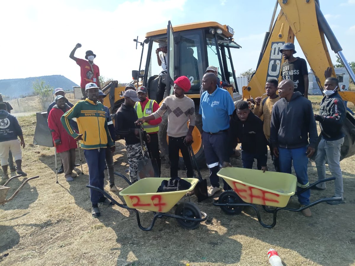Ward27Madibeng's tweet photo. ♦️Earlier♦️

Simon Maebane (Sub-Regional Chairperson) pledged to build a bridge for Malema View &amp; the community wasted no time! Residents volunteered their time and skills, working together to deliver a proper bridge that connects and uplifts everyone. #EFFInGovernance #voteEFF https://t.co/qFe3B2hyzN