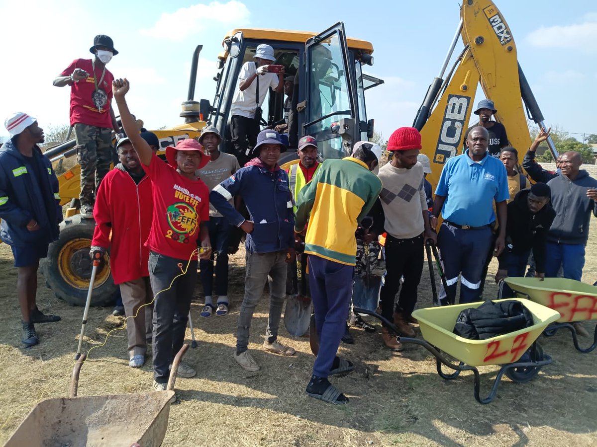Ward27Madibeng's tweet photo. ♦️Earlier♦️

Simon Maebane (Sub-Regional Chairperson) pledged to build a bridge for Malema View &amp; the community wasted no time! Residents volunteered their time and skills, working together to deliver a proper bridge that connects and uplifts everyone. #EFFInGovernance #voteEFF https://t.co/qFe3B2hyzN