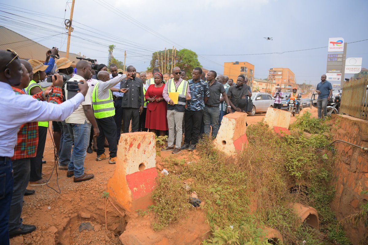 MoWT_Uganda's tweet photo. @HonByamukama has directed the contractor to immediately accelerate works on the Kira-Matugga Road, describing it as a critical project for decongesting Kampala and improving connectivity between northern and eastern Uganda. He noted that Government has addressed major land acquisition challenges, committed to clearing outstanding compensation, and warned that there will be no further extension of the contract beyond the current completion timeline.
The Minister has directed the contractor to immediately accelerate works on the Kira-Matugga Road, describing it as a critical project for decongesting Kampala and improving connectivity between northern and eastern Uganda. He noted that Government has addressed major land acquisition challenges, committed to clearing outstanding compensation, and warned that there will be no further extension of the contract beyond the current completion timeline.

Key Highlights

* Immediate acceleration of works ordered on the Kira–Matugga Road.

* Government has resolved major land acquisition bottlenecks and will begin paying the remaining Project Affected Persons (PAPs).

* The contractor was directed to complete the Kyaliwajjala–Kira section by December 2026.

* Regular dust suppression and routine maintenance of unfinished sections were ordered to improve road usability.

* The Minister warned that no further extension of the contract will be granted.